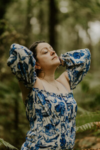 Angélique, cliente, pendant une séance photo portrait en Vendée. Pour illustrer son témoignage.