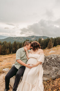 Expecting Family Sitting Close | Photography by Jocelyn