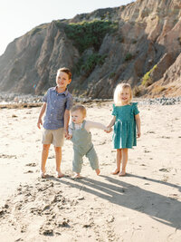 orange county family photographer photo of kids at the beach