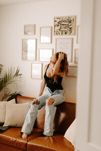 A woman’s confident and sensual pose during a Sharlie Faye boudoir session focused on empowerment and self-love.
