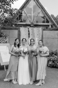 La mariée se prépare avec un long voile, capturant l’élégance du moment