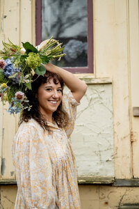 Pittsburgh wedding florist Heavenly Blooms holding bouquet over her head