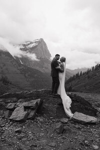 elopement-couple-glacier-park-002
