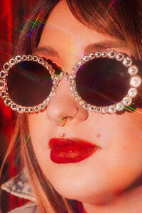Artistic close-up of sunglasses – dynamic brand moment captured by Mewphotovideo