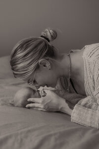 Sanfte Neugeborenenbilder zuhause in Düren