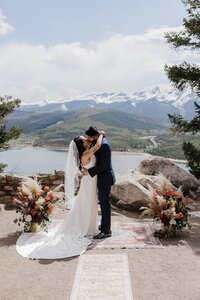 Couple shares first kiss at Sapphire Point Overlook elopement.