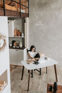 Femme concentrée à son bureau, illustrant des programmes en ligne pour favoriser la santé globale, le bien-être et le développement personnel
