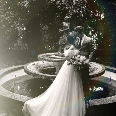 retro-fountain-couple-kissing