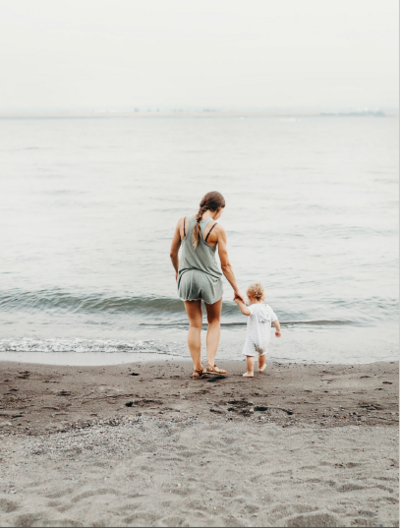 MM_MotherwithChildBeach