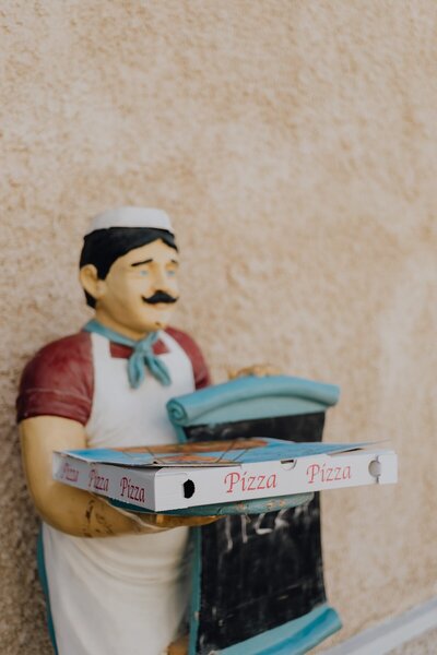 kaboompics_the-figure-of-a-man-holding-a-box-of-pizza-13140