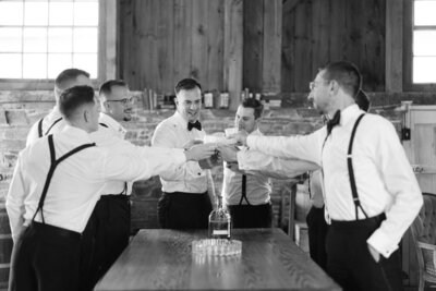 groomsmen-getting-ready-at-windridge
