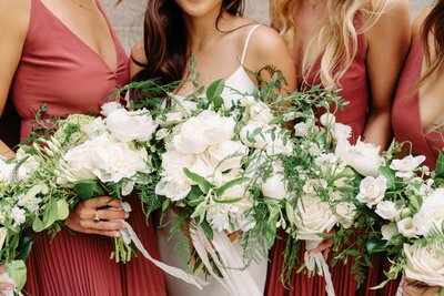 bridesmaids-bouquets-burgundy-dresses-wedding