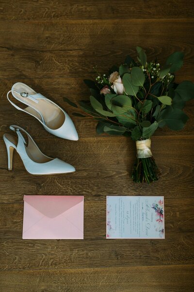 wedding-accessories-white-heels-bouquet-invitations