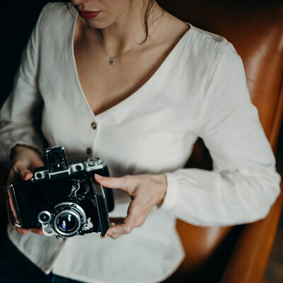 [HarperTemplate]woman-holding-camera-3585013