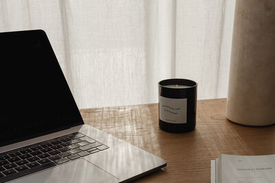 kaboompics_travertine-lamp-candle-magazine-29141