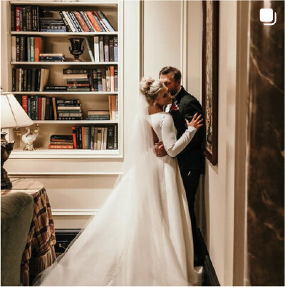 couple-kissing-in-library