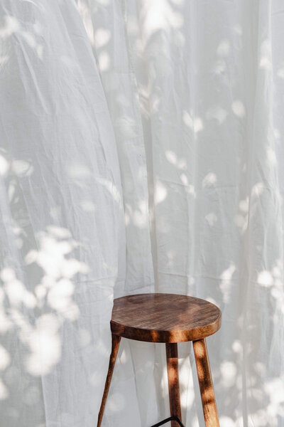kaboompics_linen-curtains-and-sunshine-backgrounds-wallpapers-negative-space-27198-flipped