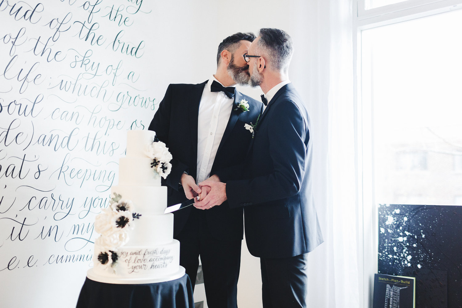 modern-black-and-white-same-sex-wedding-lisa-renault-photographie-photographe-mariage-montreal-83