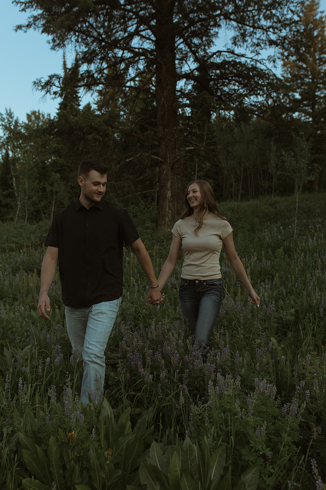 mountain-overlook-summer-engagement-inspo-playful-loving-couple-idaho-photographer-7043