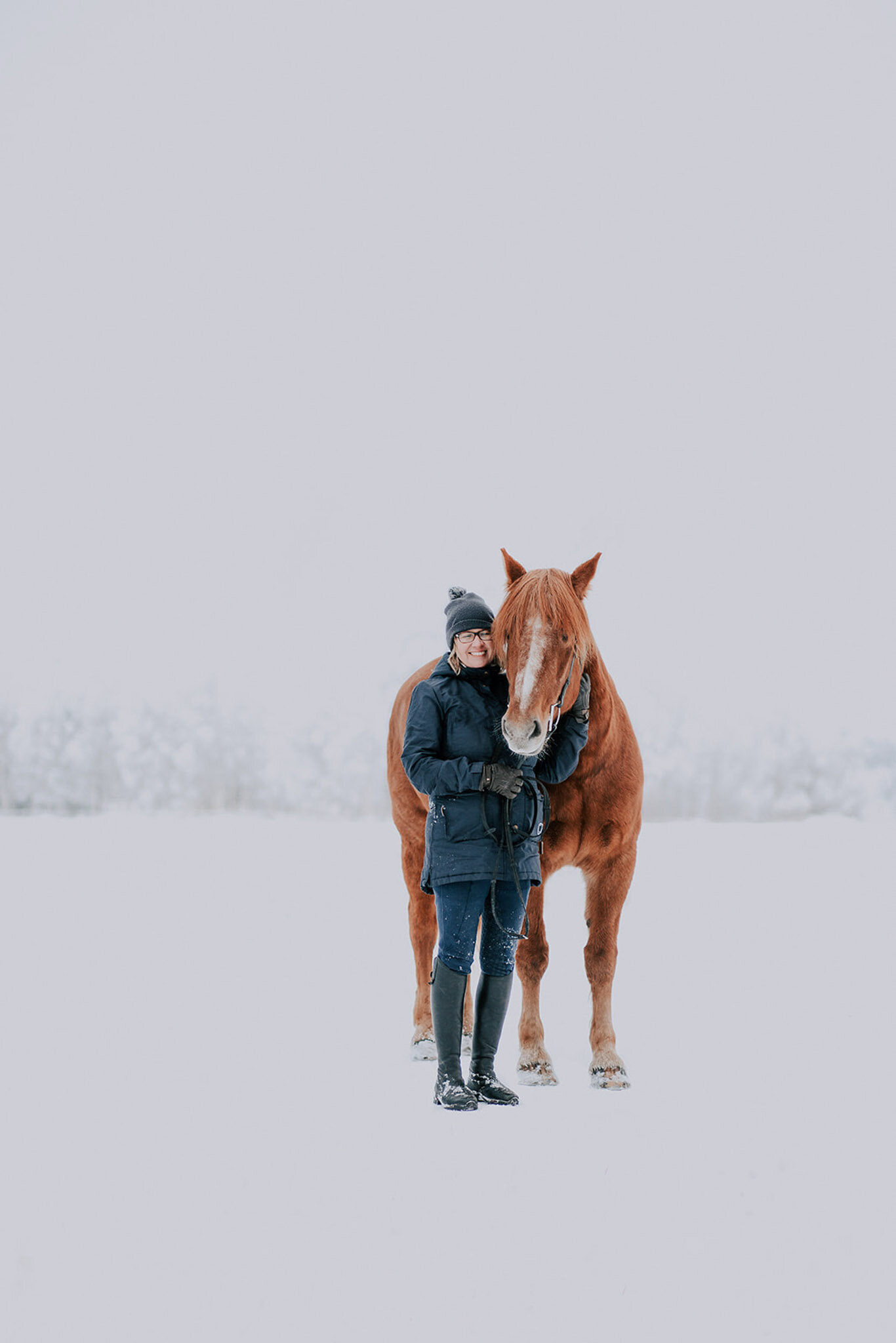 Suomenhevonen-ja-omistaja-lumessa-hevosvalokuvaus-