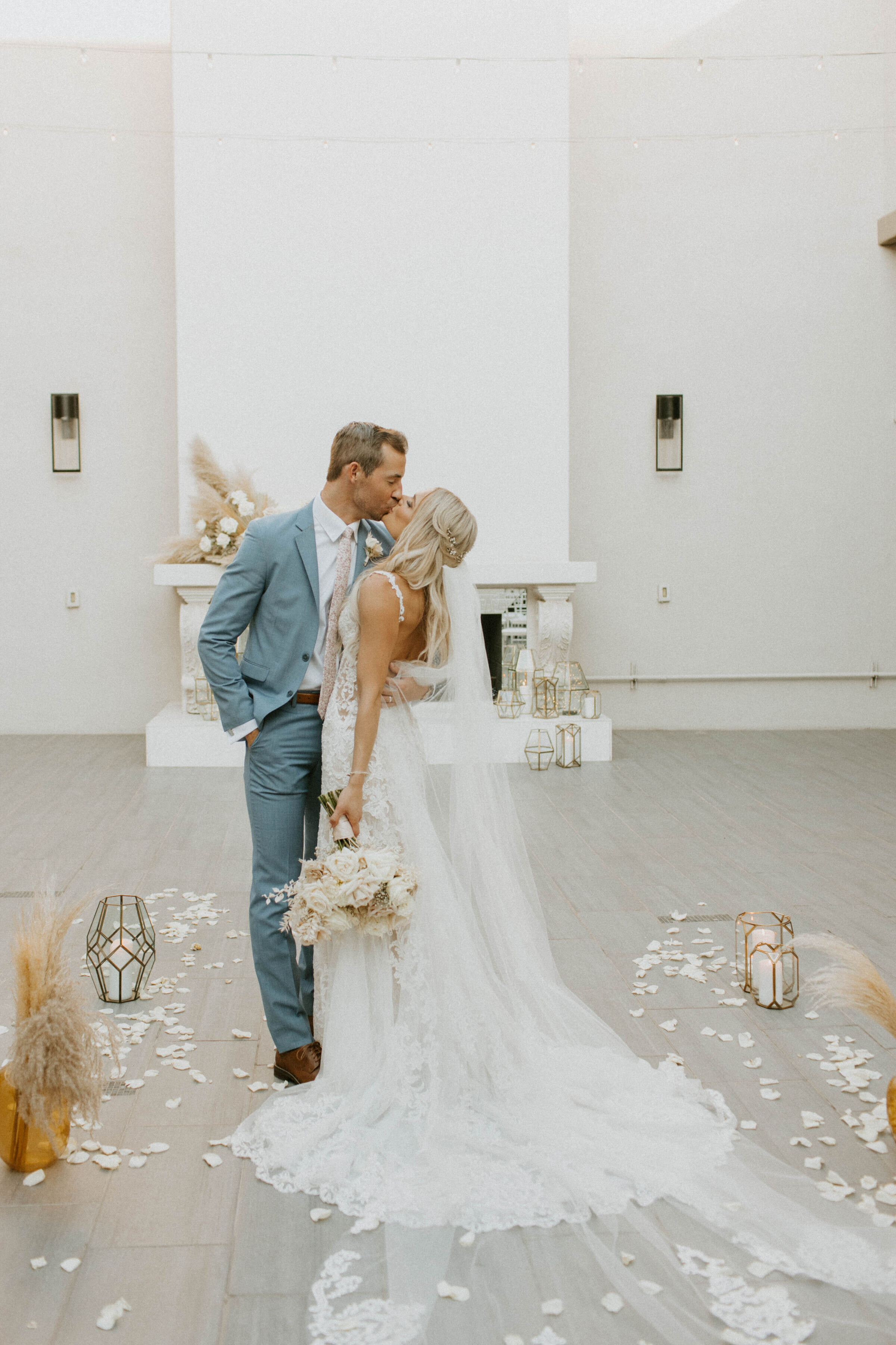 soho63-chandler-wedding-venue-outdoor-ceremony-kiss-boho-decor