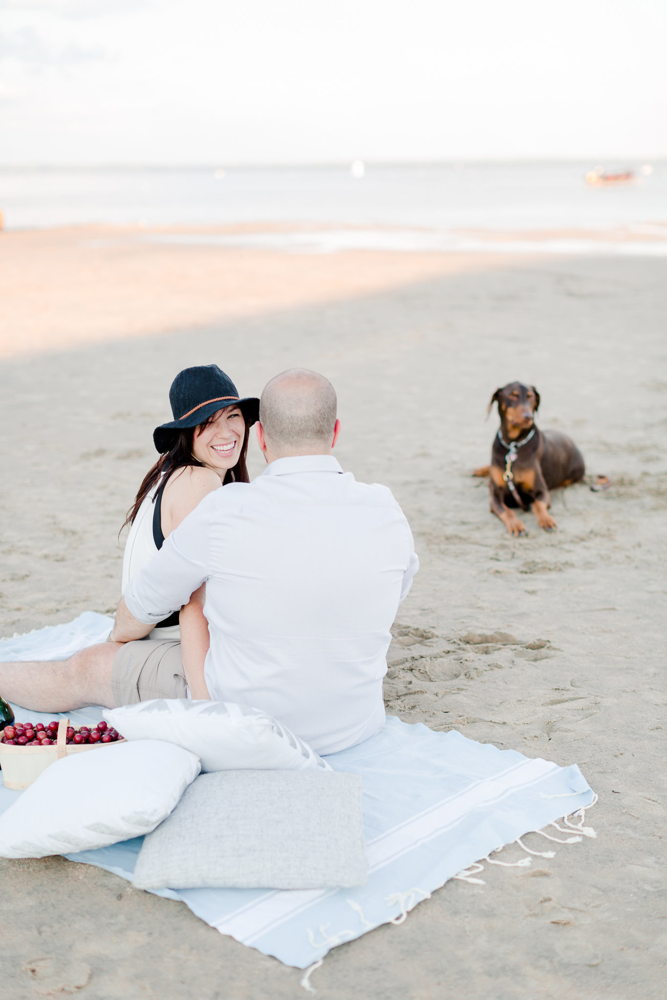 photographe-fiancailles-montreal-parc-national-oka-lisa-renault-photographie-beach-engagement-session-18