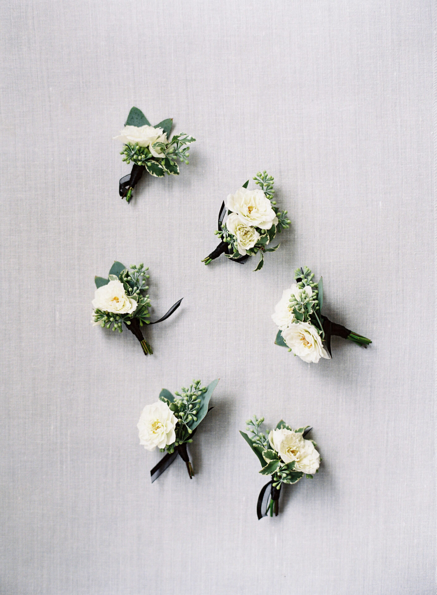 boutonnieres-flat-lay-black-green