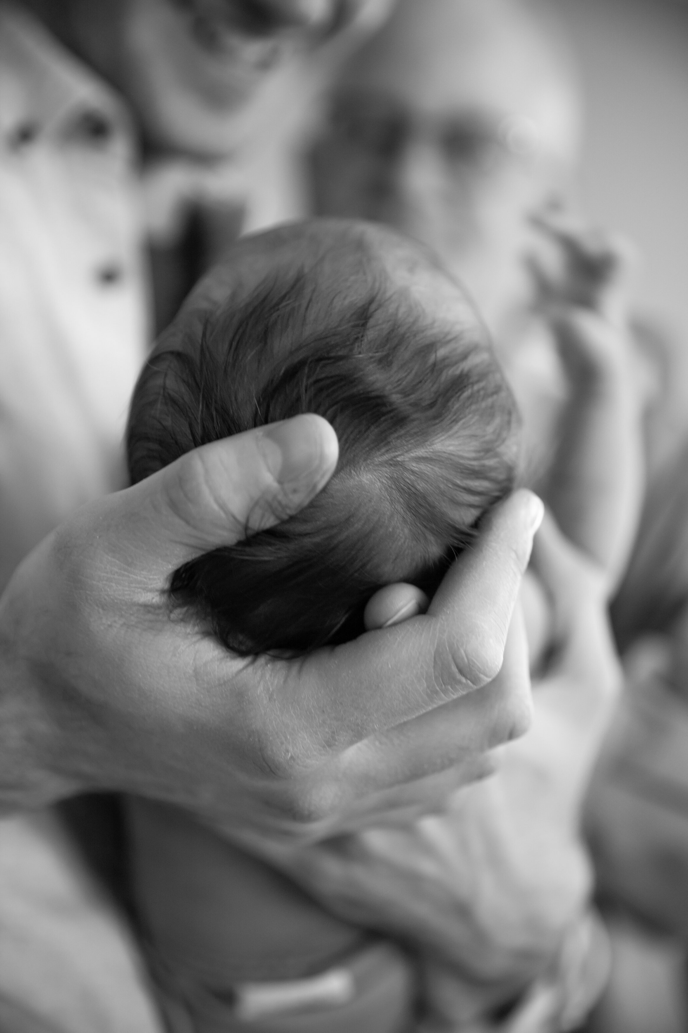 black-and-white-close-up-dad-holding-head