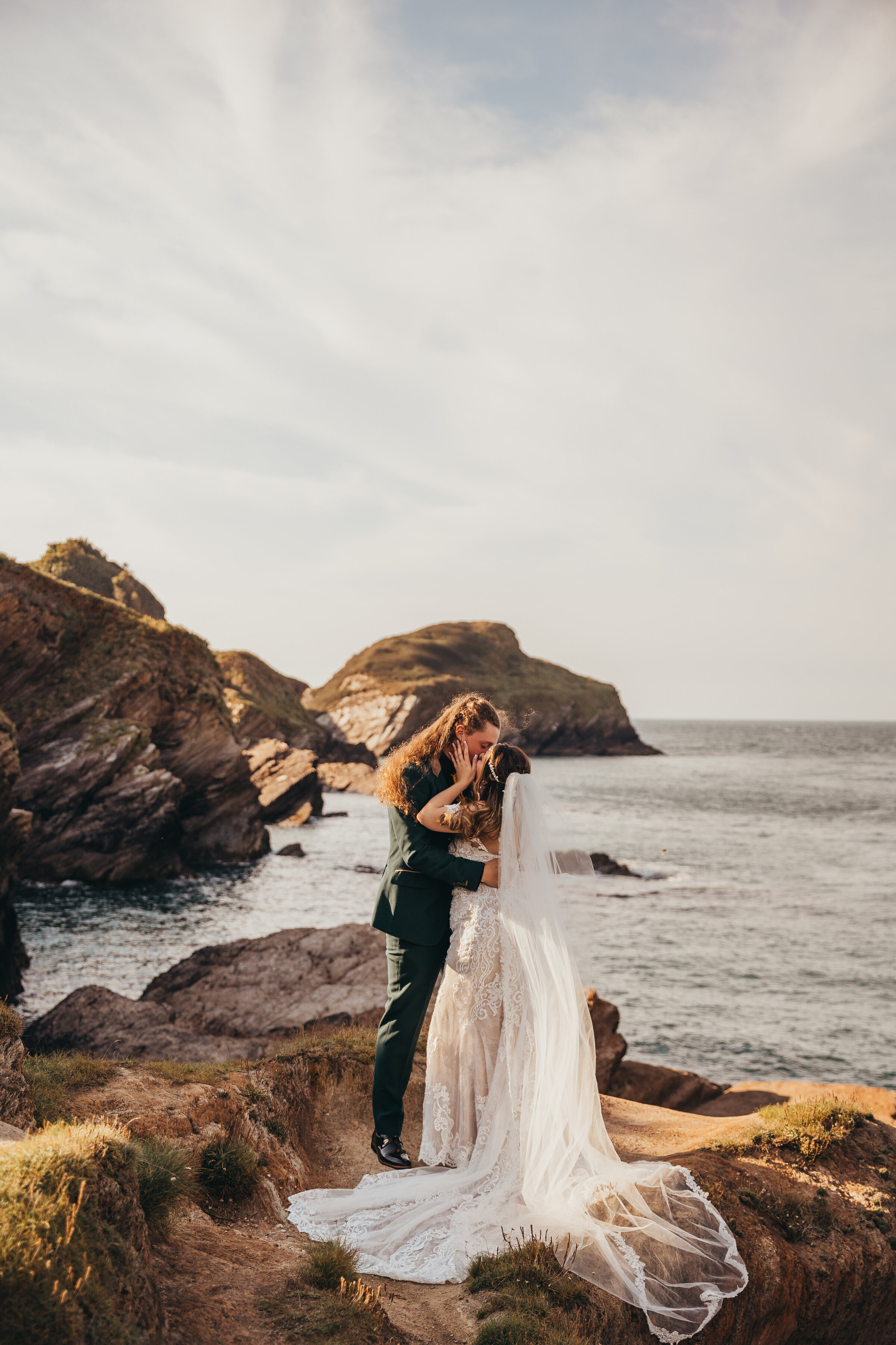 couple kiss by the ocean