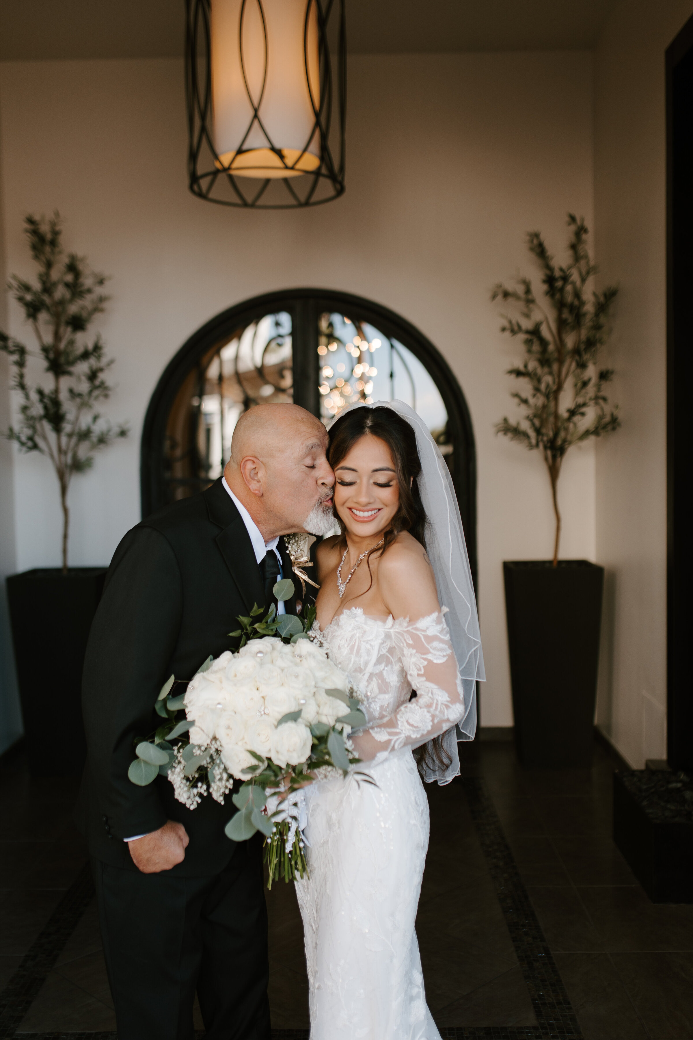 soho63-phoenix-wedding-venue-bride-and-father-first-look