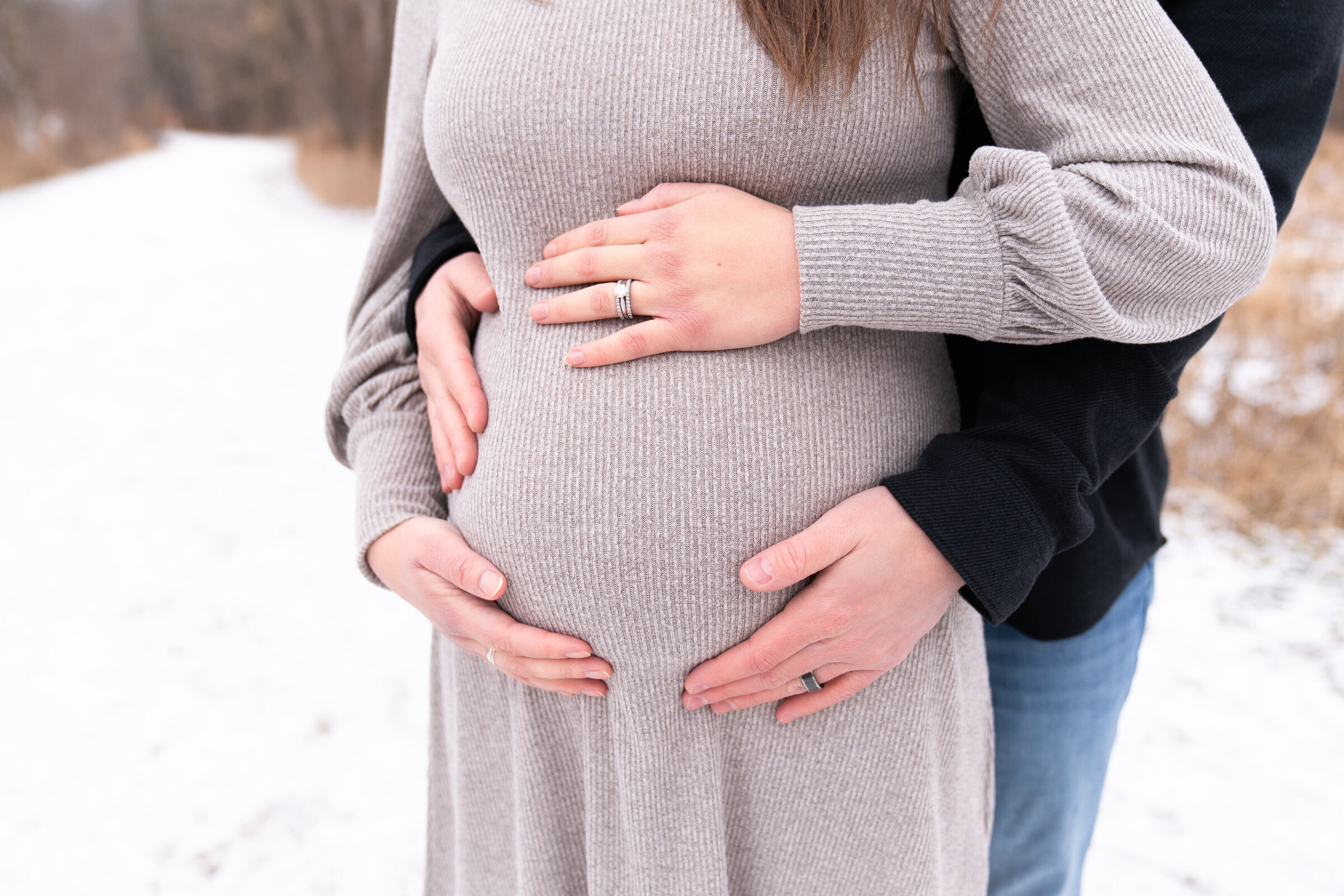 maternity pictures in the winter