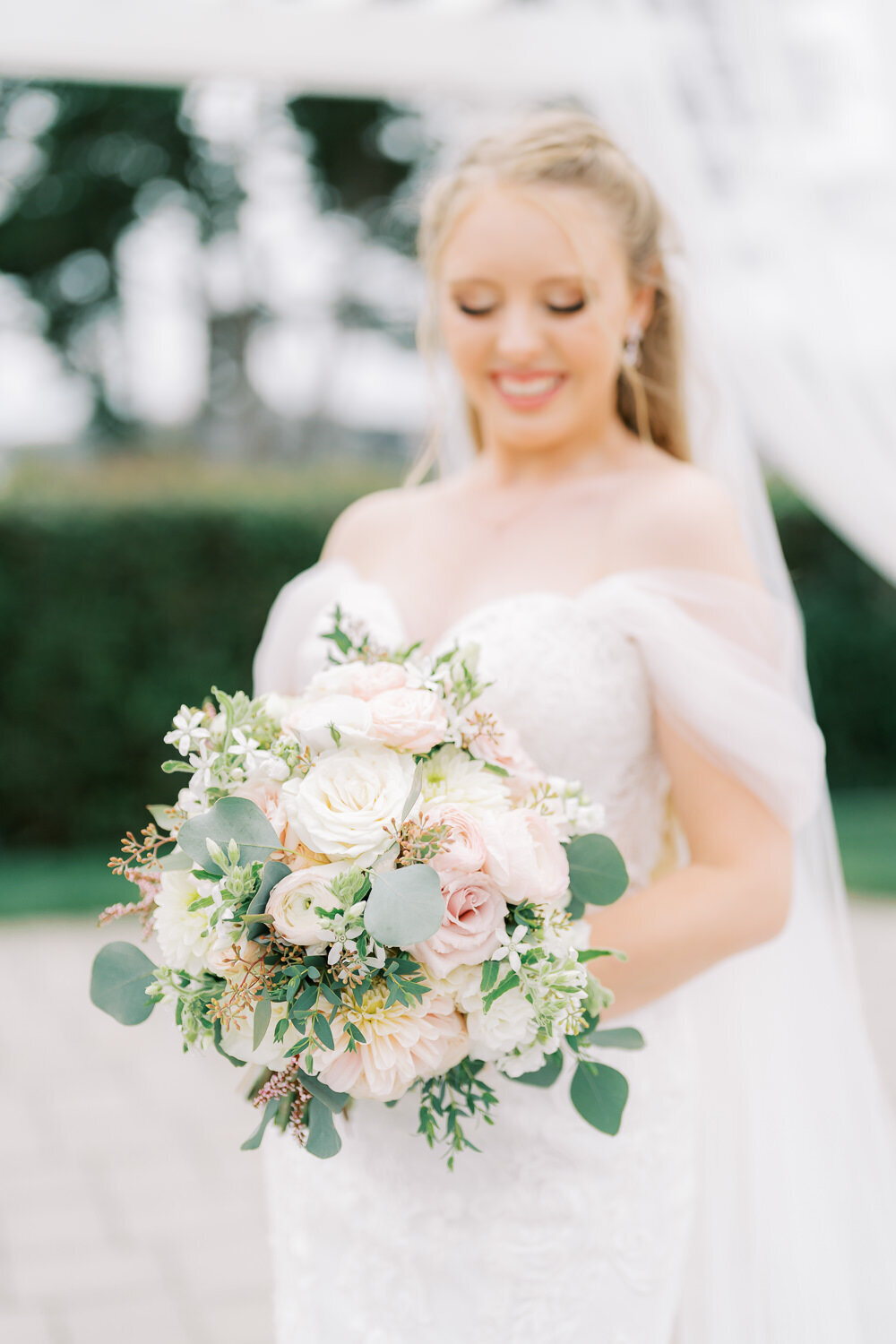 beautiful photo of a brides bouquet