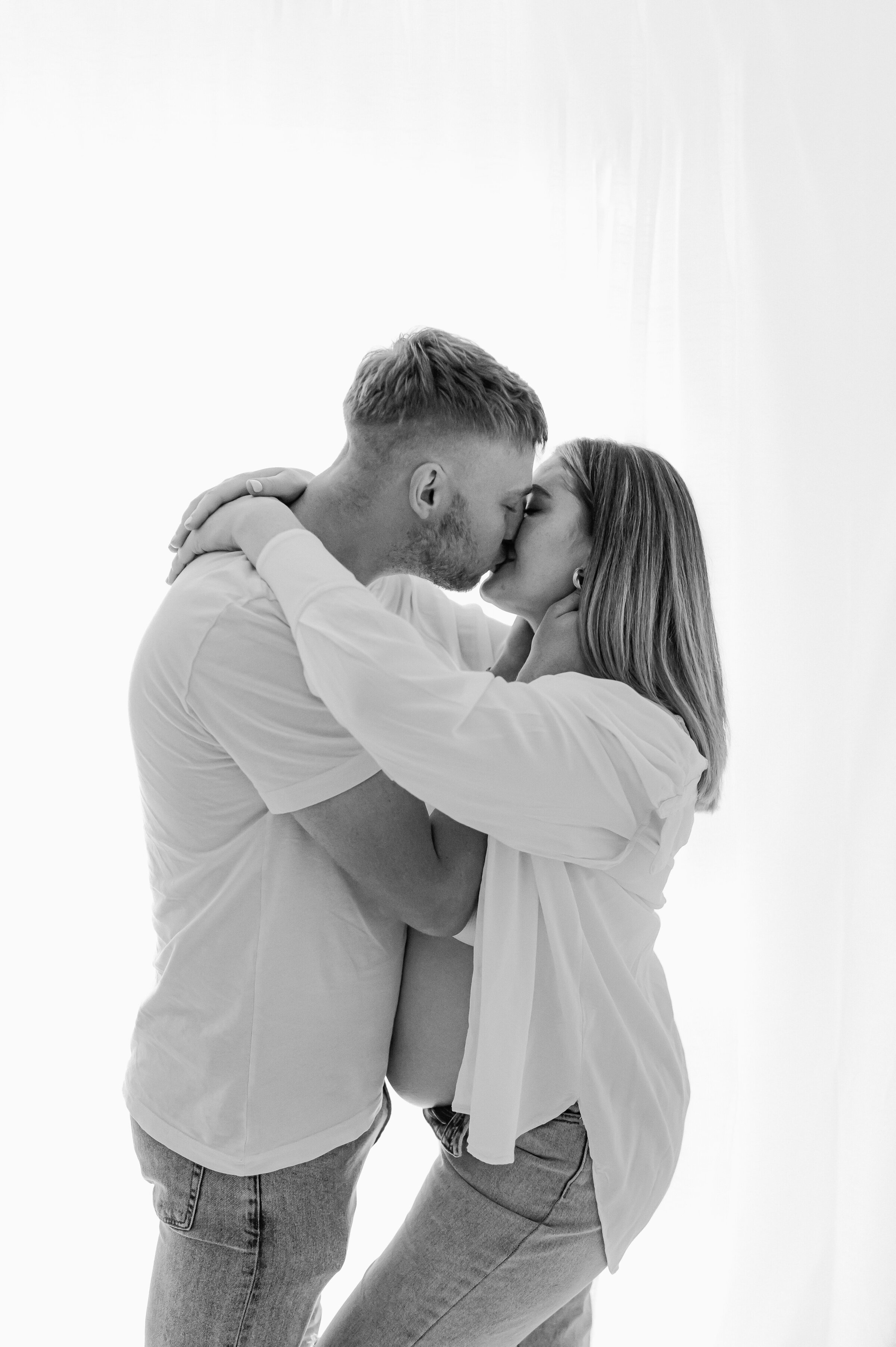 Mum to be maternity photo with Dad kissing
