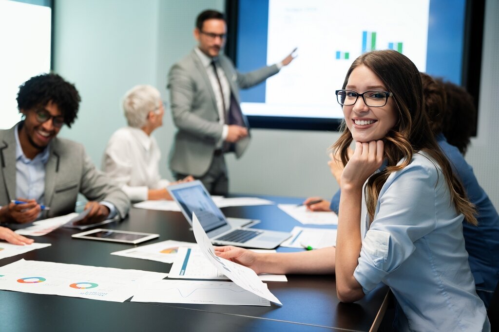 Finance - Meeting Presentation Smile - AdobeStock_457257303