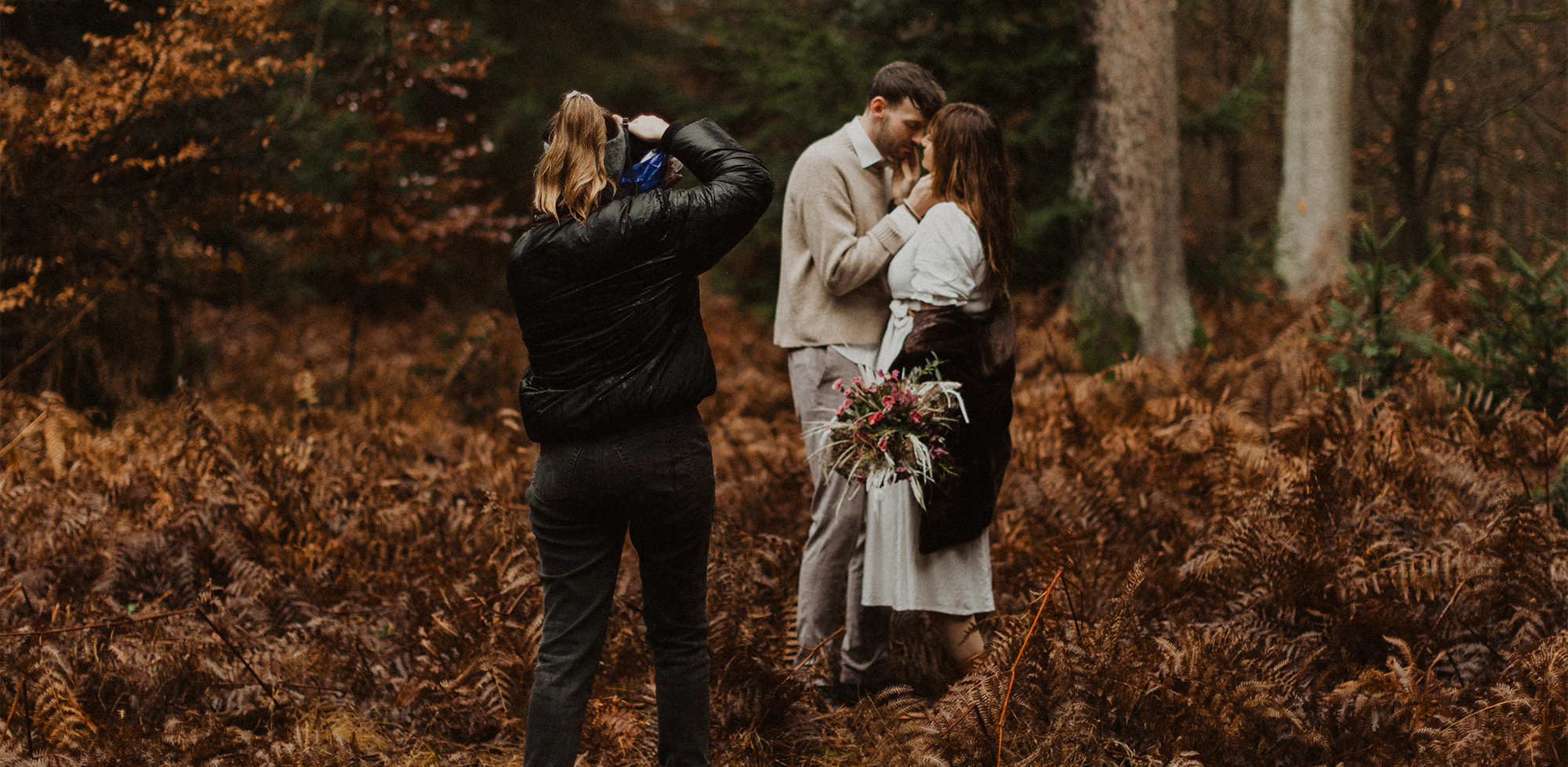 A photography coaching in the forest with a wedding couple