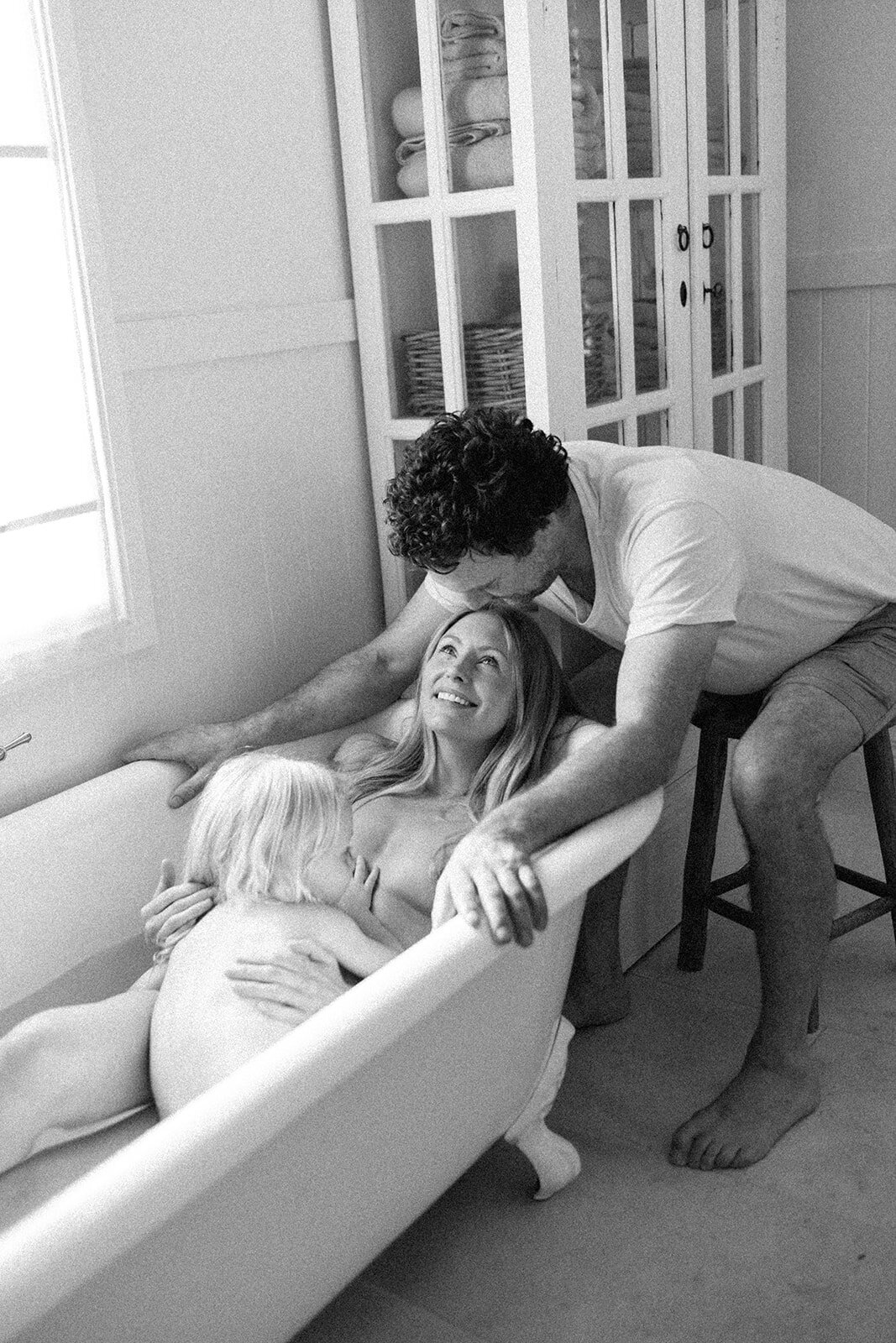 in-home maternity photographer mum in tub
