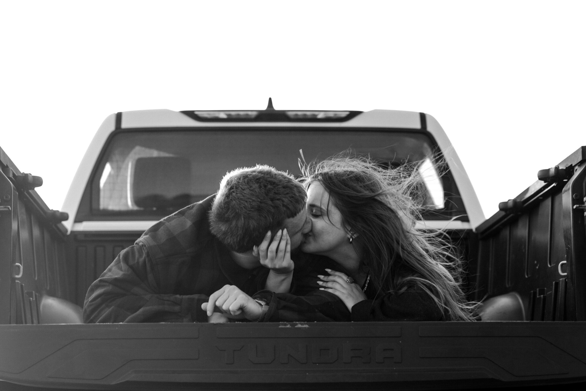 kissing-couple-bed-of-truck