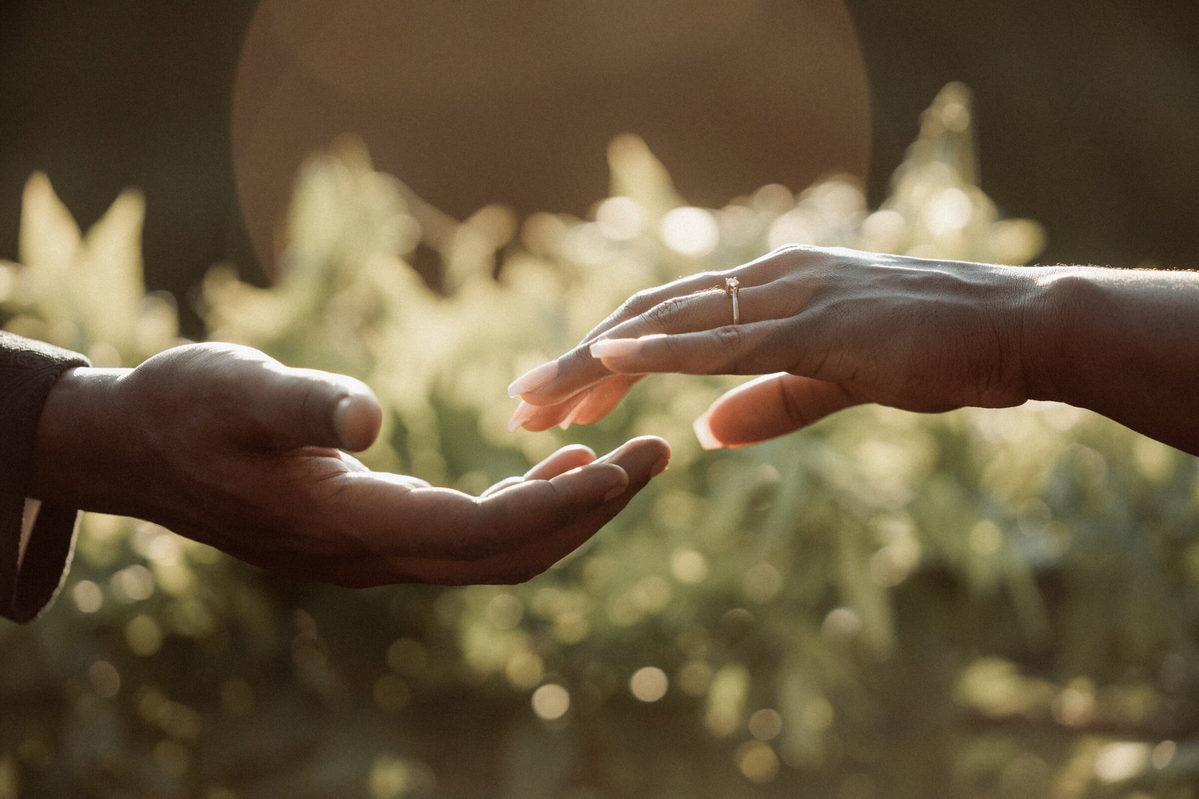 Pics-of-couple-hands-posing-for-London-elopement-photographer-012
