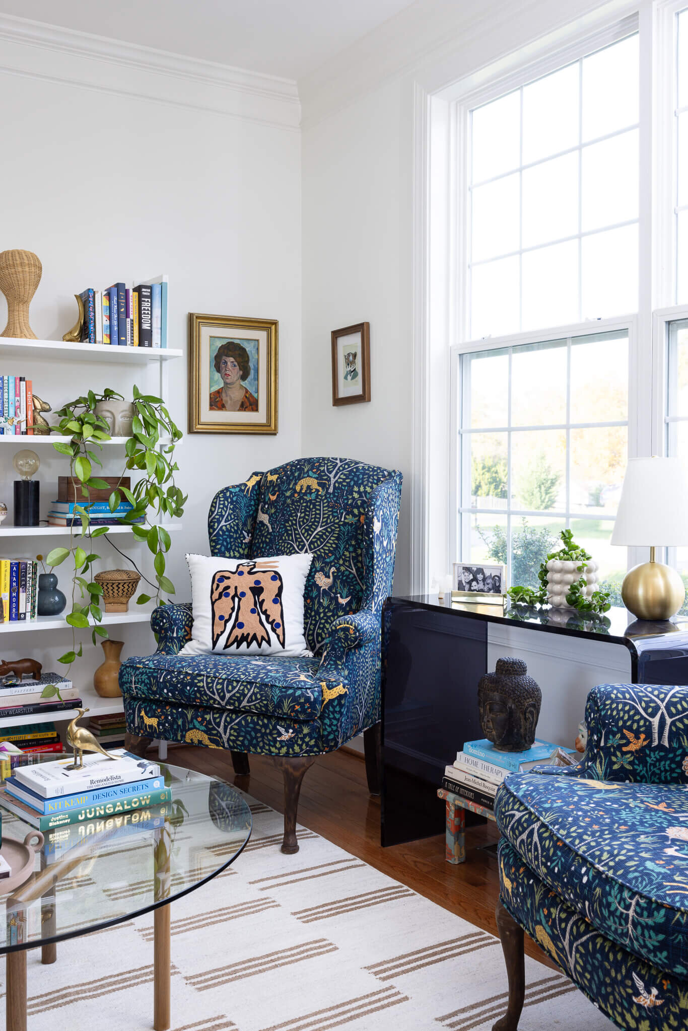 vintage-wing-chairs-in-modern-living-room