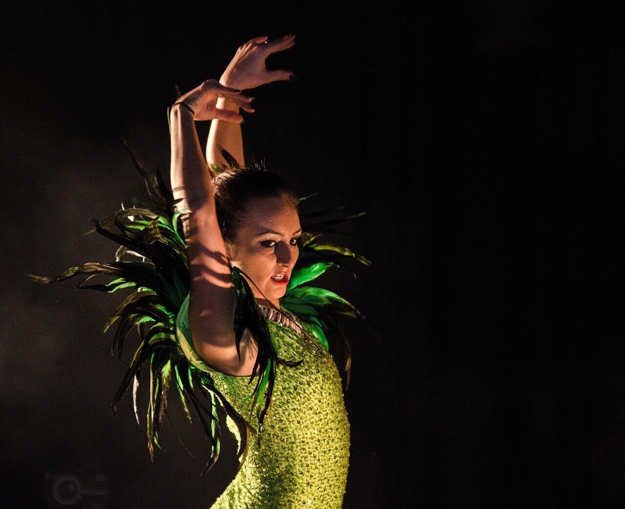 woman_burlesque_green_feathers_costume