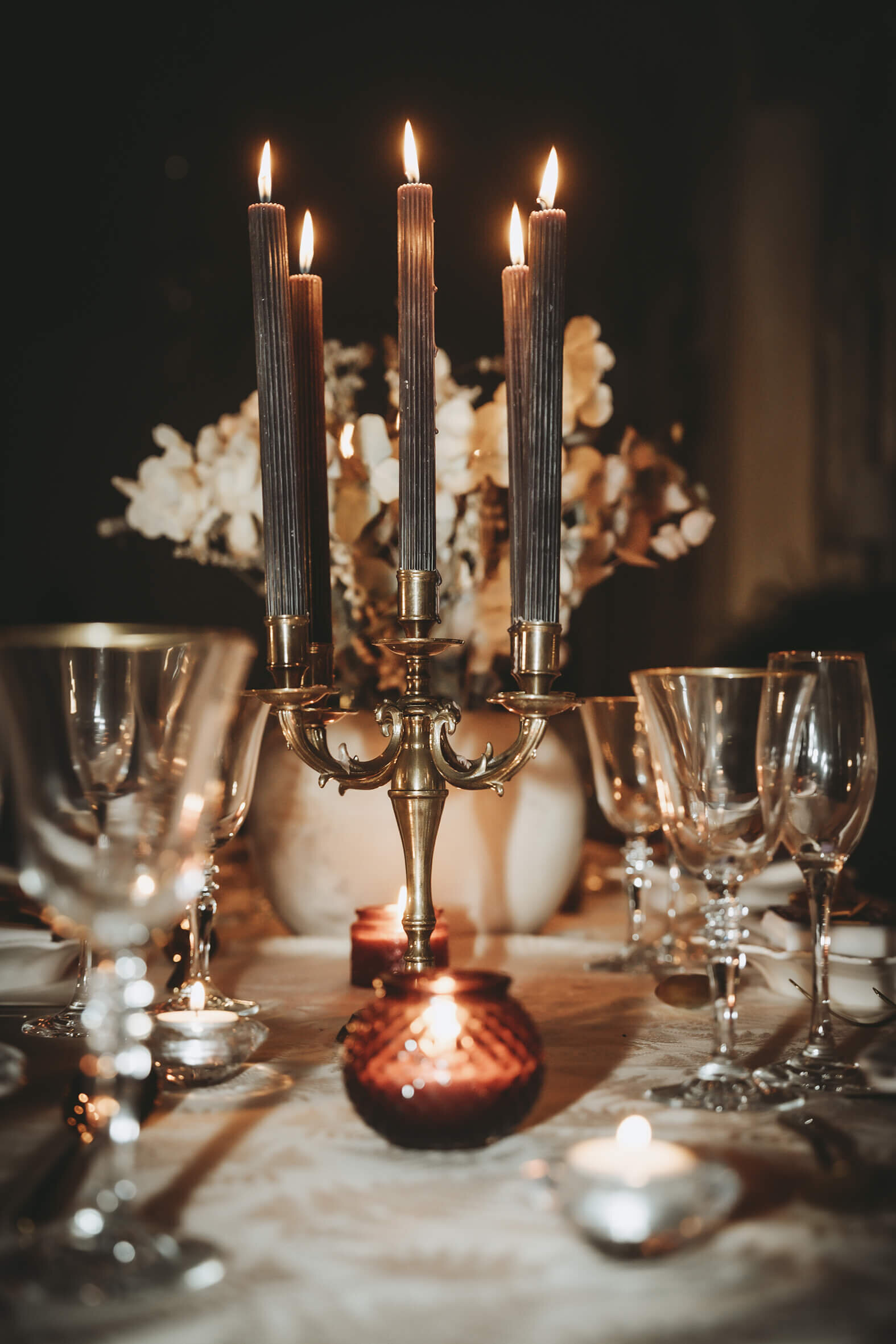 wedding-breakfast-table-candles-evening-chateau-destinee