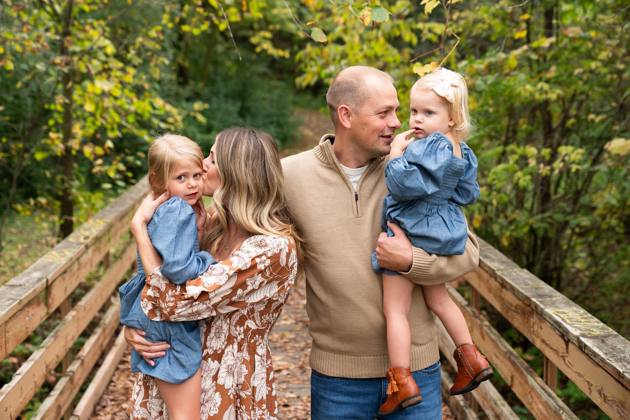 outfit ideas for family photos - family photography posing - lifestyle family photography