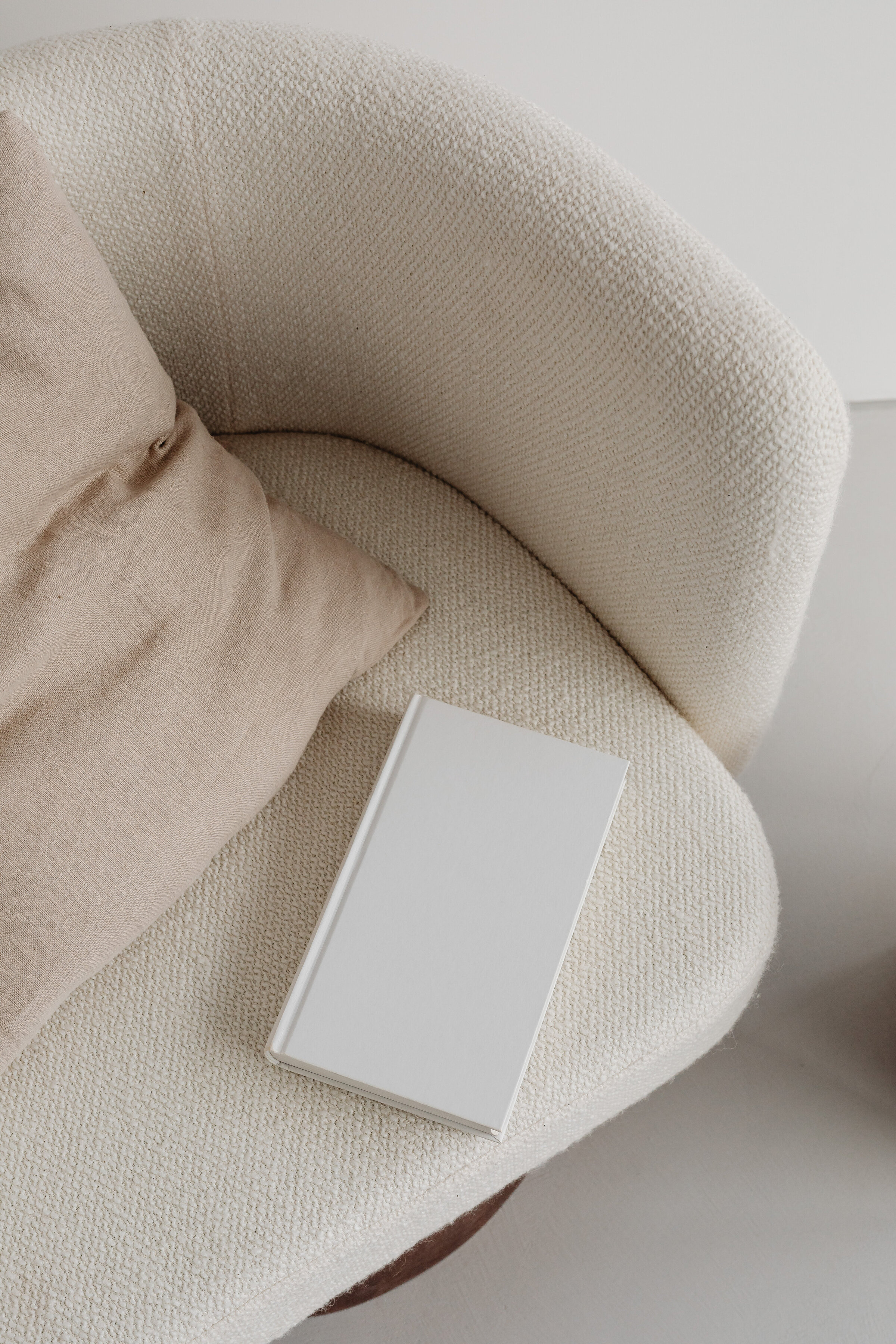 kaboompics_free-photos-for-mockups-blank-cover-book-cream-armchair-linen-pillow-27342