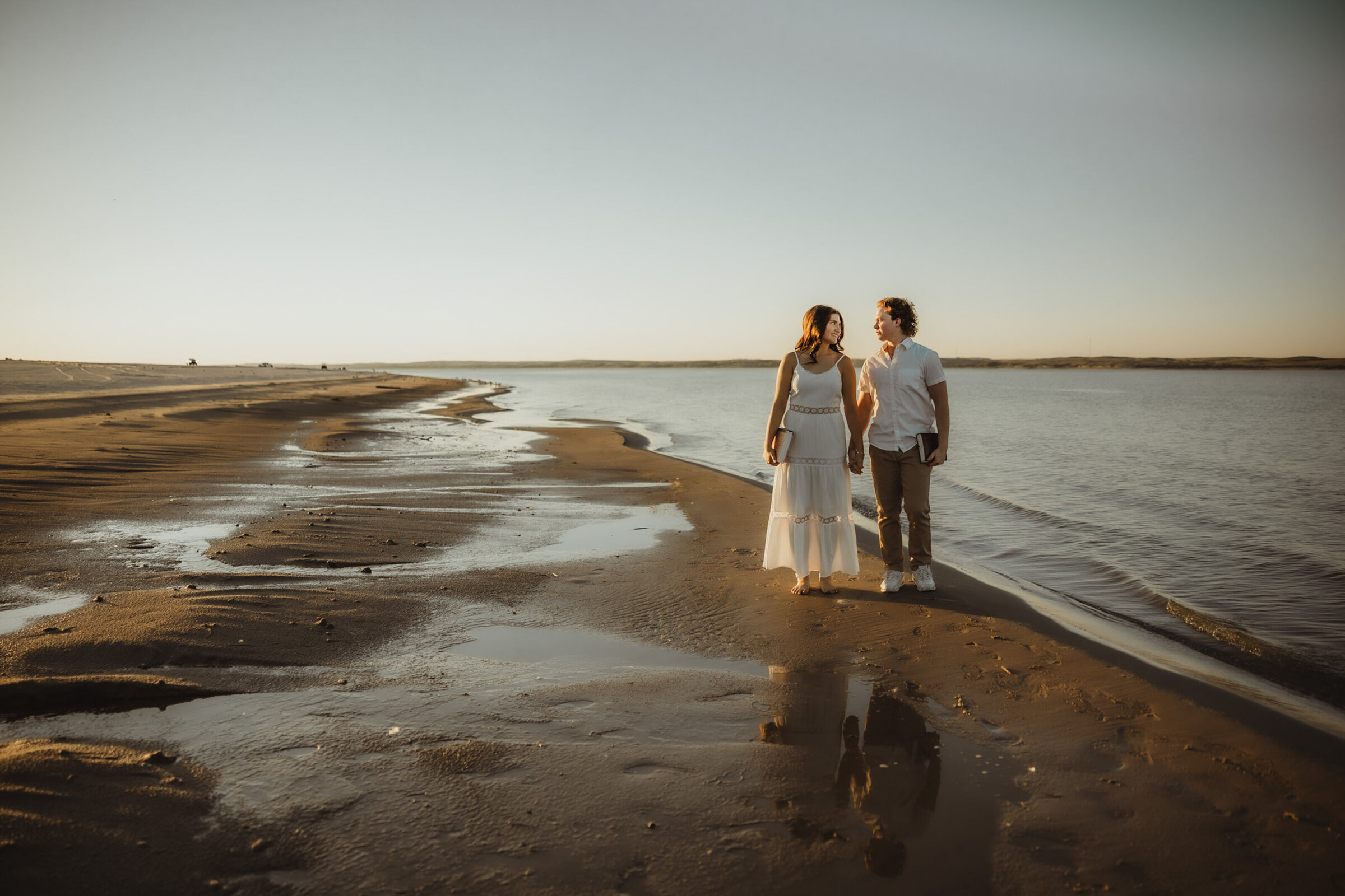 couple-walking-on-beach