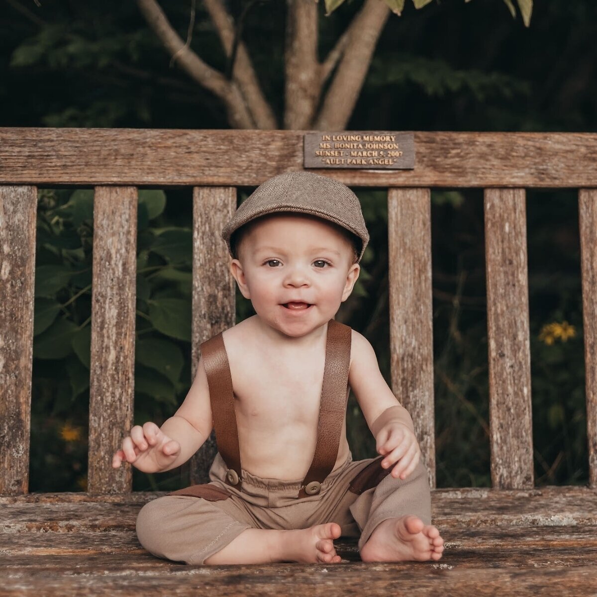 baby-photo-session-on-bench-cropped