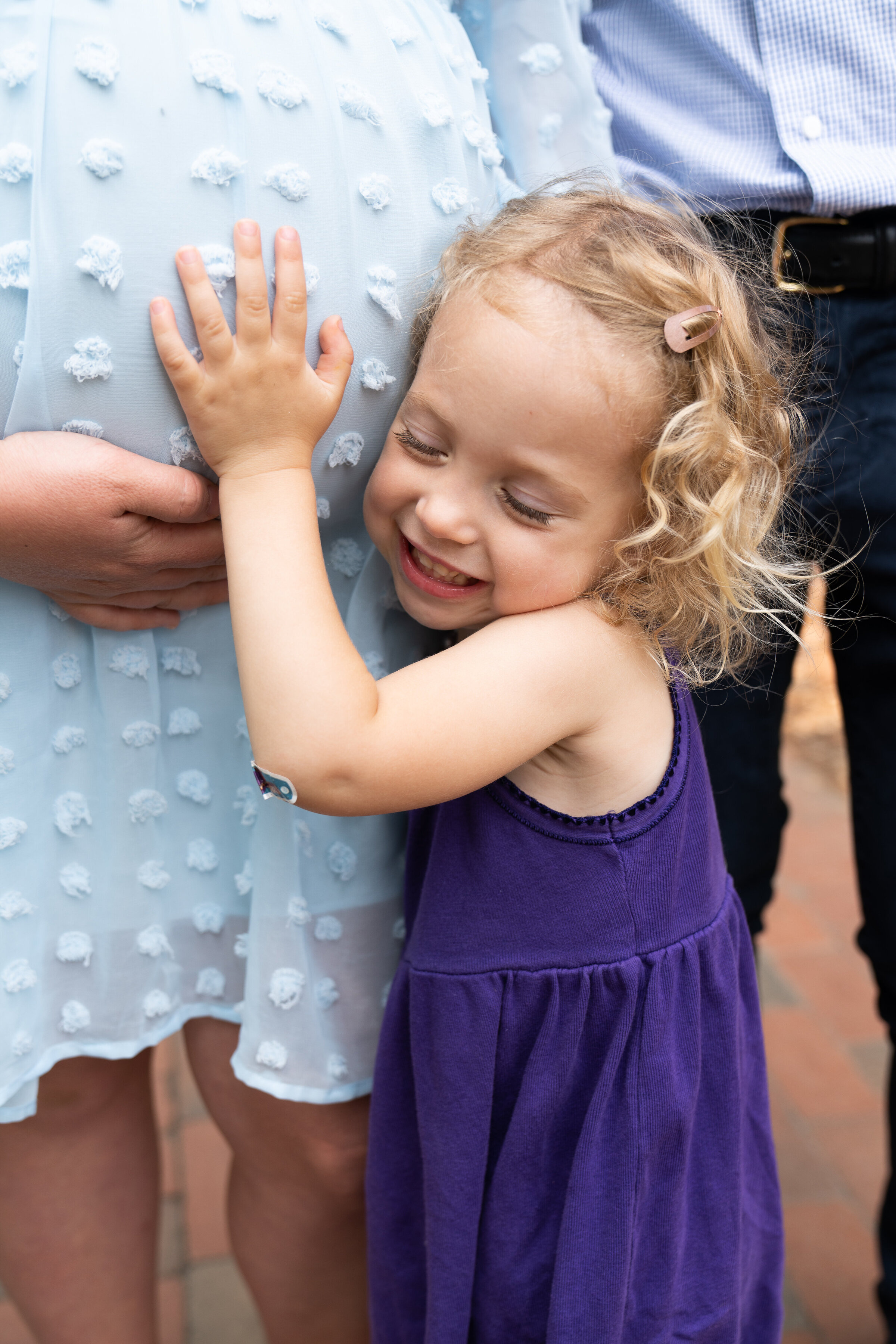 Family maternity photos with siblings