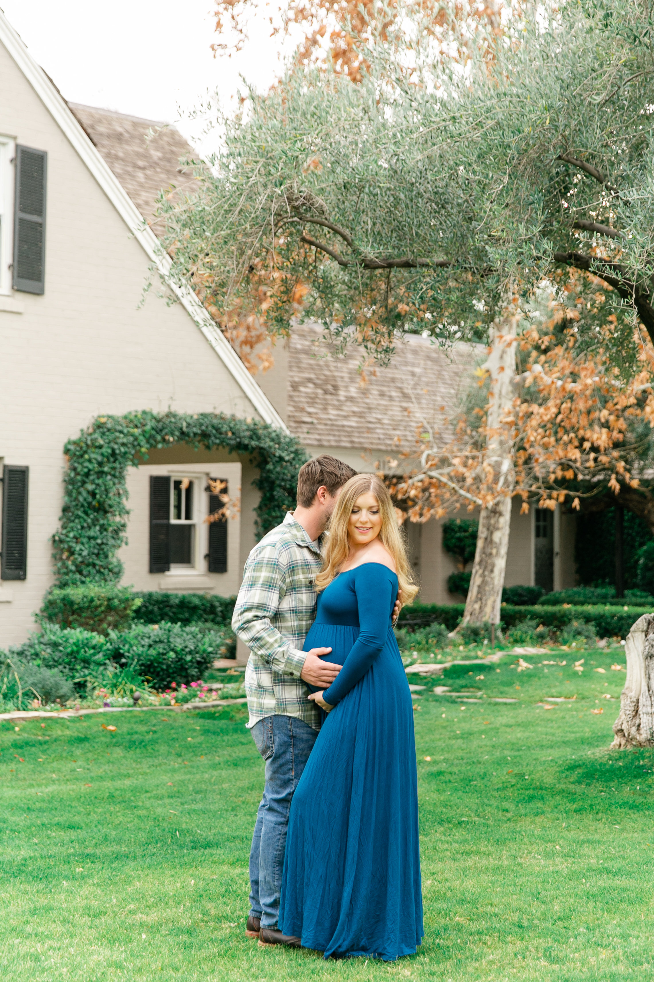 Karlie Colleen Photography - Phoenix Arizona Maternity Session - Green Historic Home - Hannah & Calvin -12