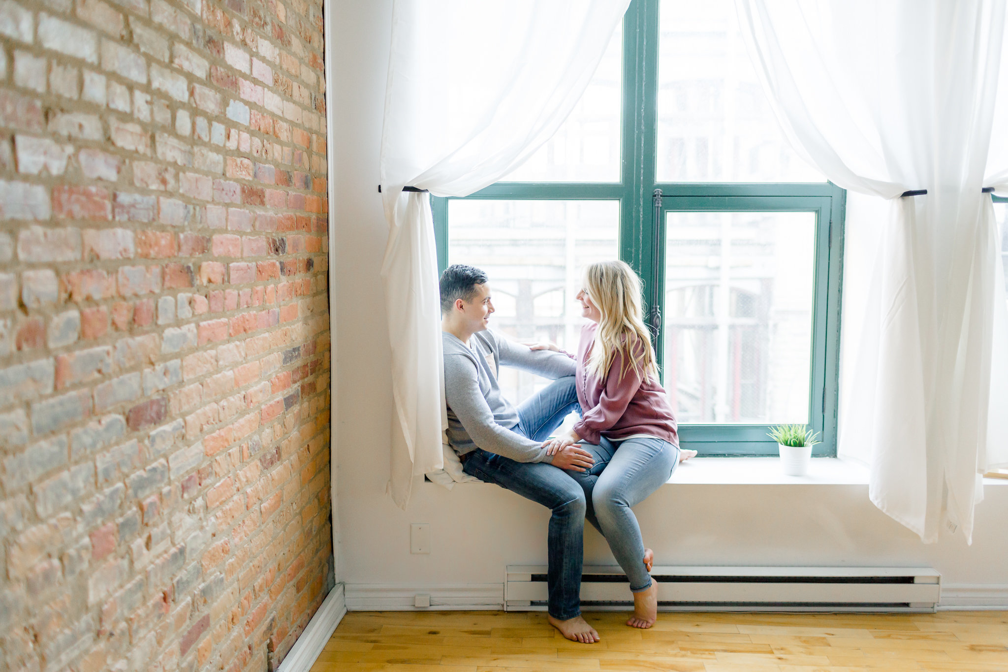 Seance-Fiancailles-Vieux-Montreal-Amelie-et-Peter-Lisa-Renault-Photographie-Montreal-Engagement-Photographer-23