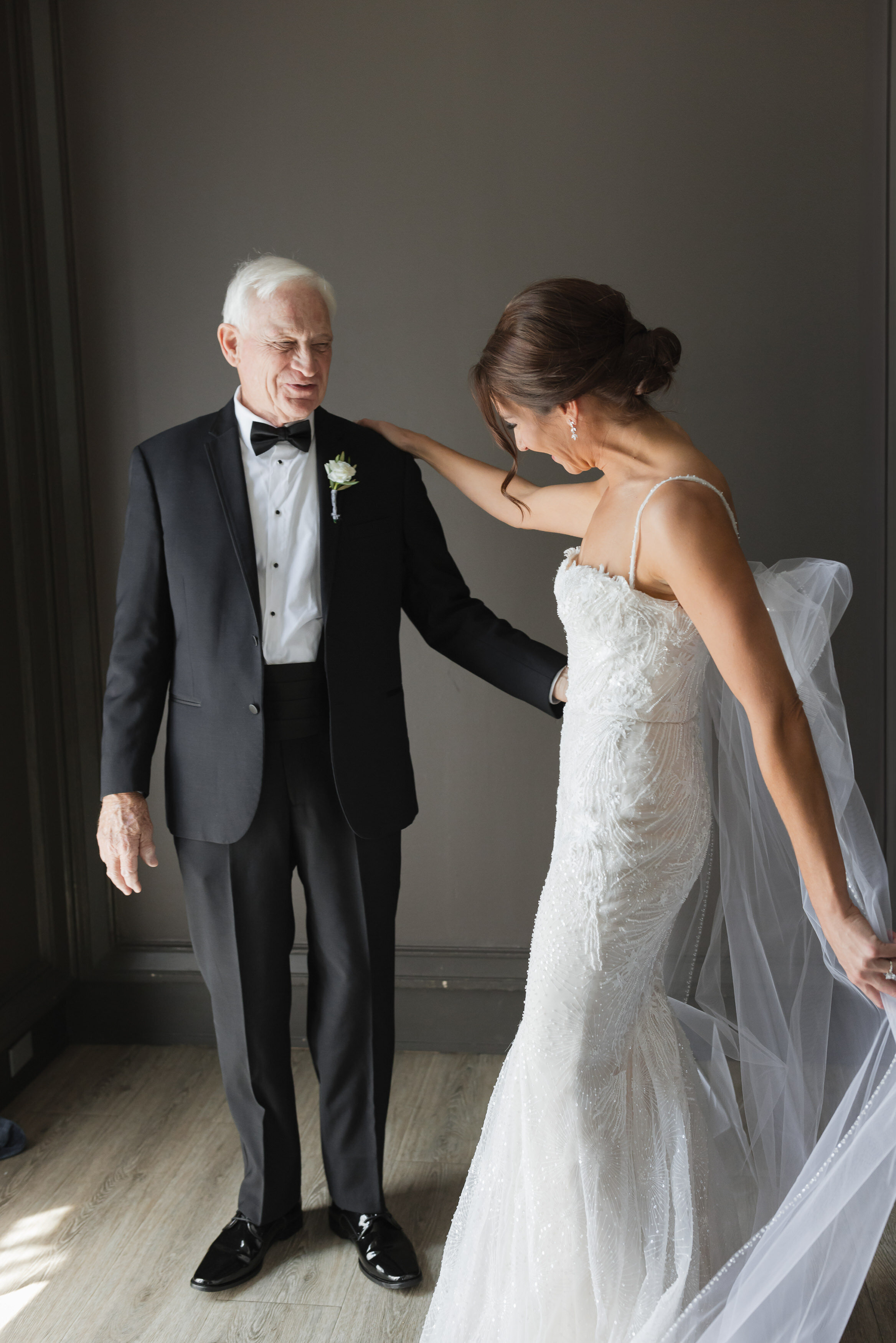 cedar-lakes-estate-wedding-candid-moment-father-daughter