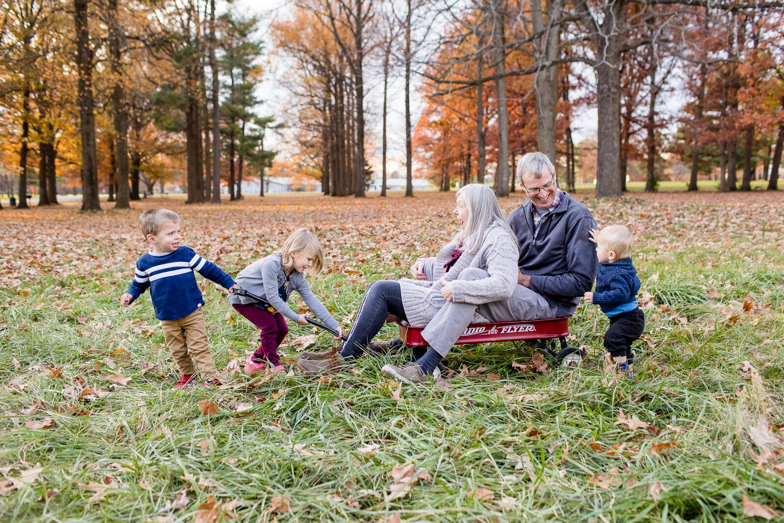 outdoor_extended_family_lifestyle_photography_session_Frankfort_KY_photographer_fall